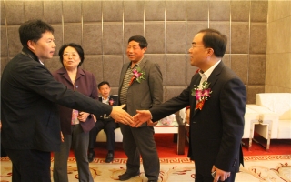 国家发展改革委资源节约与环境保护司牛波处长（和刘总握手）、全国墙材革新工作委员会会长滕军力（女士）