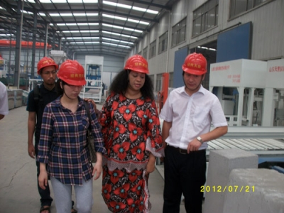 2012.7.21日坦桑尼亚总统夫人来我公司参观指导、洽谈合作