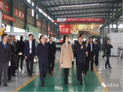 济宁市委常委、组织部部长孔凡萍带领全市“两新”组织党建工作现场观摩团莅临天意机械调研指导